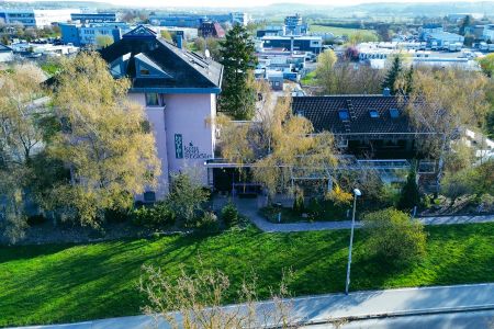 https://www.soccatours.ch/media/catalog/product/cache/da432fc9ee79dfca32e073c2235ab4d7/h/o/hotel_restaurant_kerzenst_ble_soccatours.jpg
