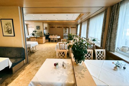 https://www.soccatours.ch/media/catalog/product/cache/da432fc9ee79dfca32e073c2235ab4d7/h/o/hotel_restaurant_kerzenst_ble_soccatours_3_.jpg