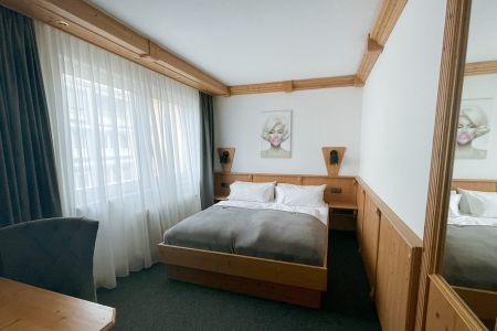 https://www.soccatours.ch/media/catalog/product/cache/da432fc9ee79dfca32e073c2235ab4d7/h/o/hotel_stadtkrug_soccatours_2_.jpg