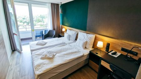 https://www.soccatours.ch/media/catalog/product/cache/da432fc9ee79dfca32e073c2235ab4d7/h/o/hotel_szieszta_16006-10-fussball-trainingslager-sopron-hotel-szieszta-zimmer-1.jpg