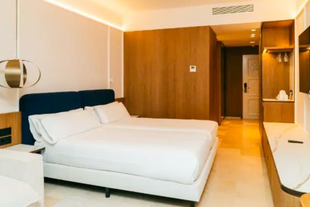 https://www.soccatours.ch/media/catalog/product/cache/da432fc9ee79dfca32e073c2235ab4d7/h/o/hotel_villa_gadea_soccatours_8_.jpg