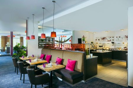 https://www.soccatours.ch/media/catalog/product/cache/da432fc9ee79dfca32e073c2235ab4d7/m/e/mercure_hotel_duesseldorf_soccatours_004.jpg