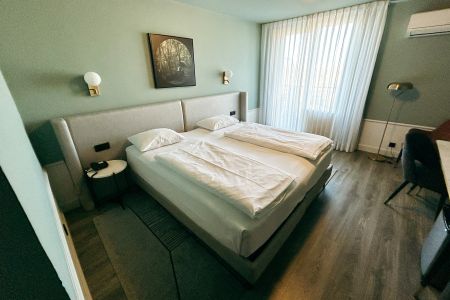 https://www.soccatours.ch/media/catalog/product/cache/da432fc9ee79dfca32e073c2235ab4d7/m/e/mercure_hotel_pforzheim_soccatours_6_.jpg