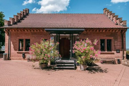 https://www.soccatours.ch/media/catalog/product/cache/da432fc9ee79dfca32e073c2235ab4d7/s/c/schloss_ortenberg_soccatours_2_.jpg