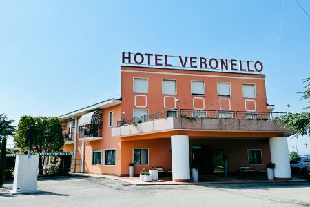 https://www.soccatours.ch/media/catalog/product/cache/da432fc9ee79dfca32e073c2235ab4d7/s/p/sporthotel_veronello_soccatours.jpg