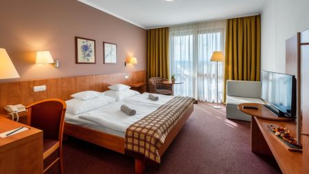 https://www.soccatours.ch/media/catalog/product/cache/da432fc9ee79dfca32e073c2235ab4d7/z/i/zimmer_2_3.jpg