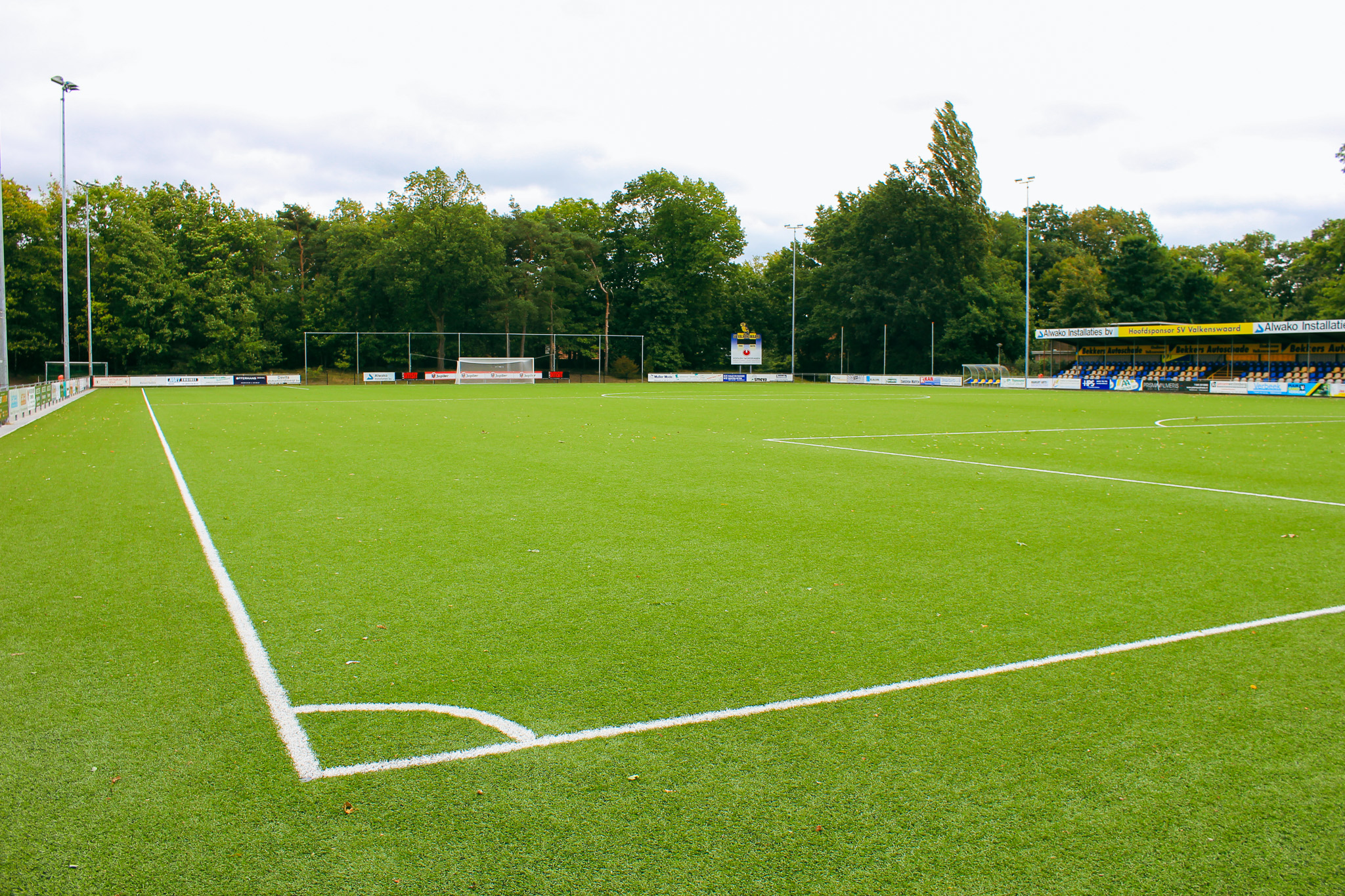 Moderner Kunstrasenplatz in Mellieħa, umgeben von mediterraner Architektur &ndash; ideal f&uuml;r intensive Trainingseinheiten unter der Sonne Maltas.