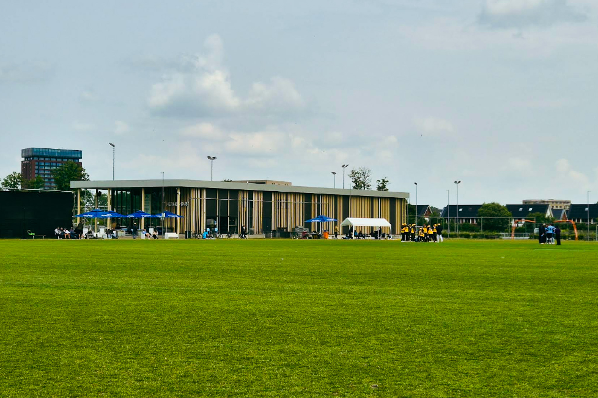 Moderner Kunstrasenplatz in Mellieħa, umgeben von mediterraner Architektur &ndash; ideal f&uuml;r intensive Trainingseinheiten unter der Sonne Maltas.